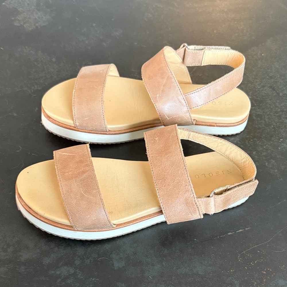 NWOT Nisolo Go-To Platform Leather Sandals in Women’s Size 8.